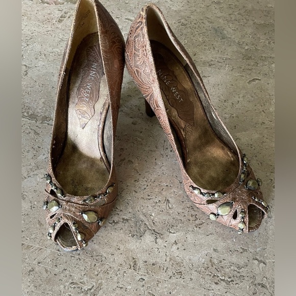 NINE WEST Peep Toe Brass Bronze Button Pumps High Heels Womens Shoes Sz 7.5 - Picture 1 of 2